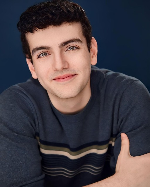 persona revisando agenda diaria con lista de tareas y calendario