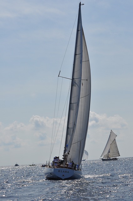 espacio de trabajo ordenado con cuaderno, lápiz y taza, enfoque en organización